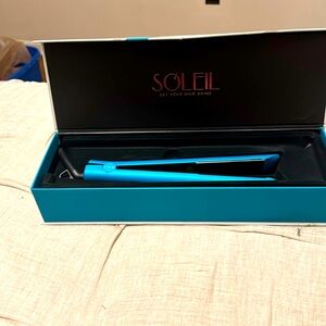 Soleil Turquoise hair straightener New in Box